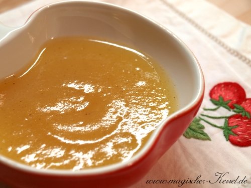 homemade apple sauce with honey and vanilla