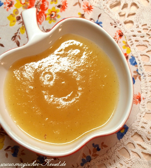 recipe for homemade, velvety apple sauce